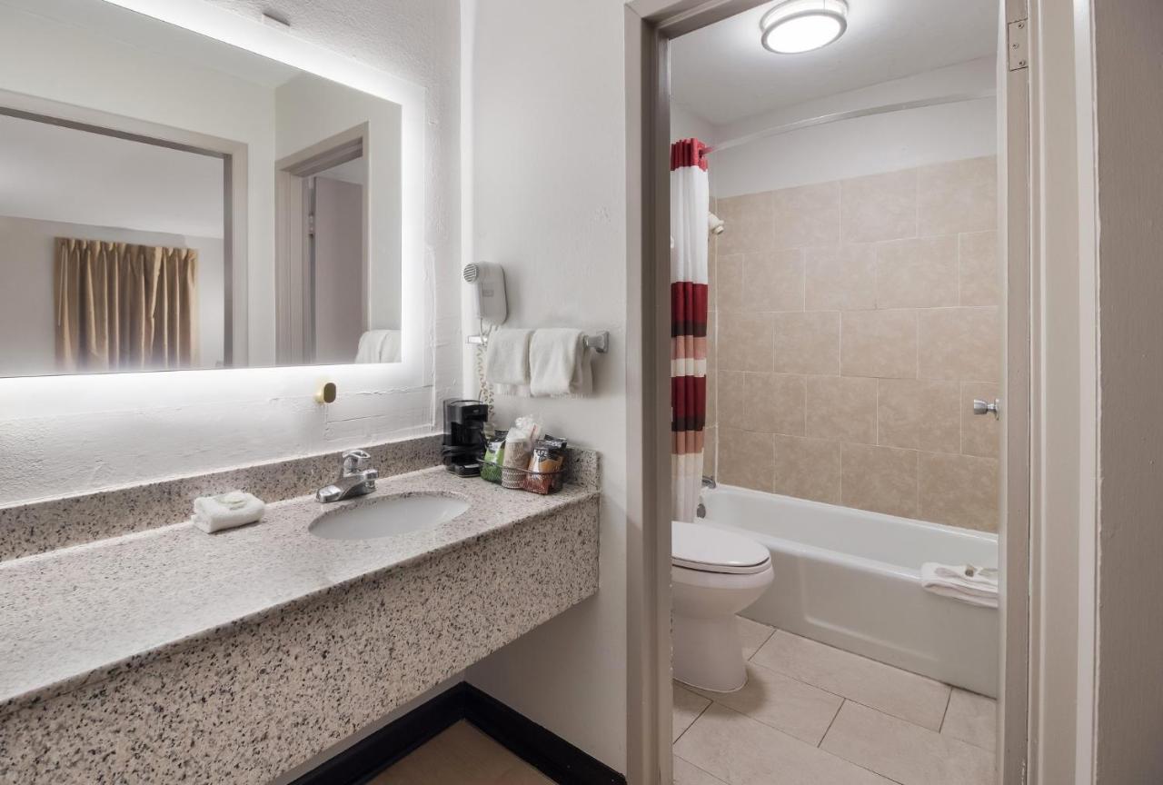 Red Roof Inn & Suites Jackson, Tn Екстер'єр фото