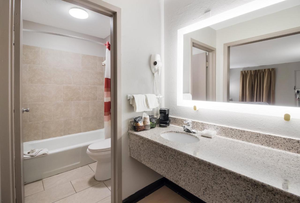 Red Roof Inn & Suites Jackson, Tn Екстер'єр фото