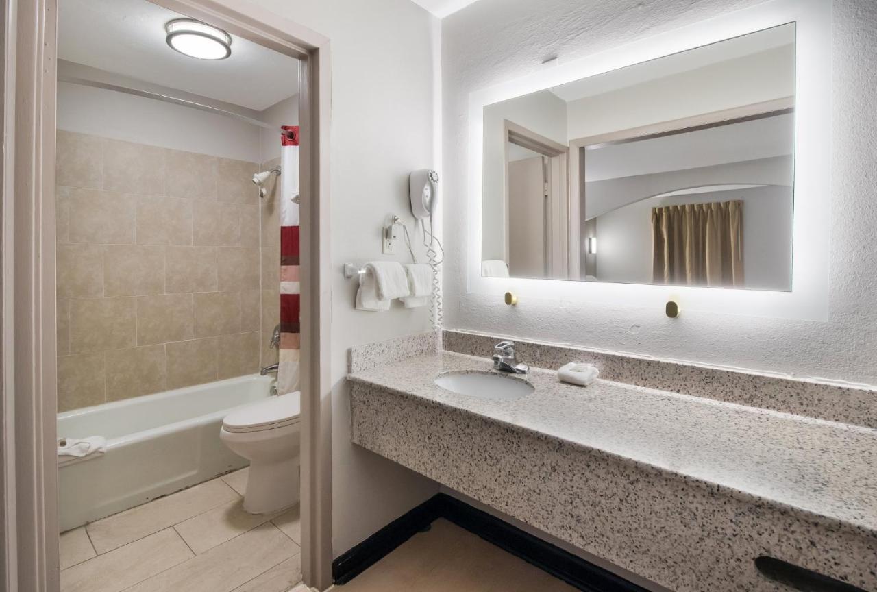 Red Roof Inn & Suites Jackson, Tn Екстер'єр фото